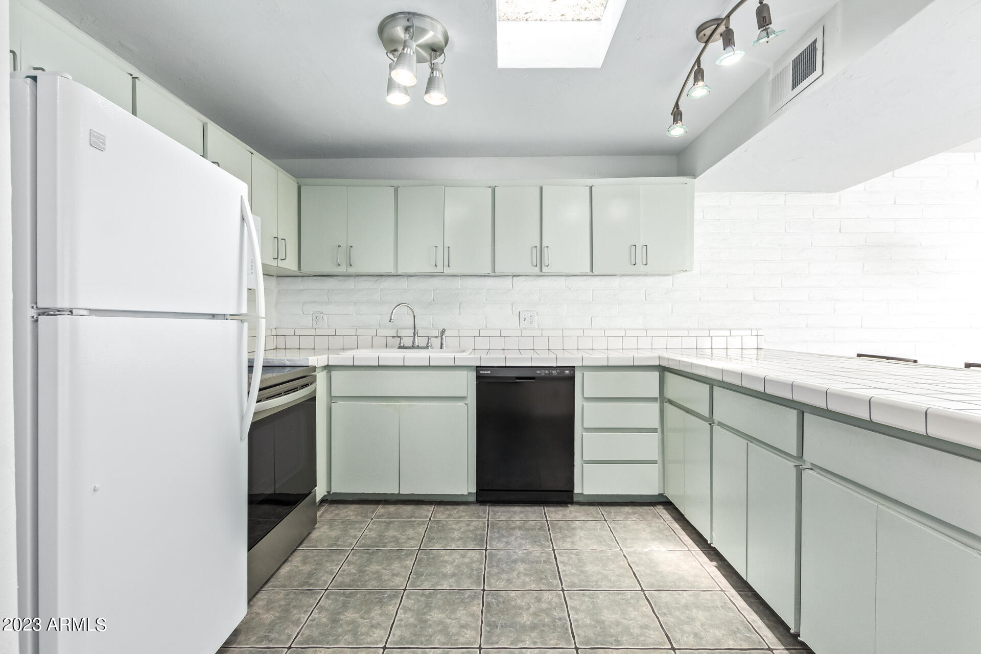 110 W MISSOURI Avenue Unit: 11