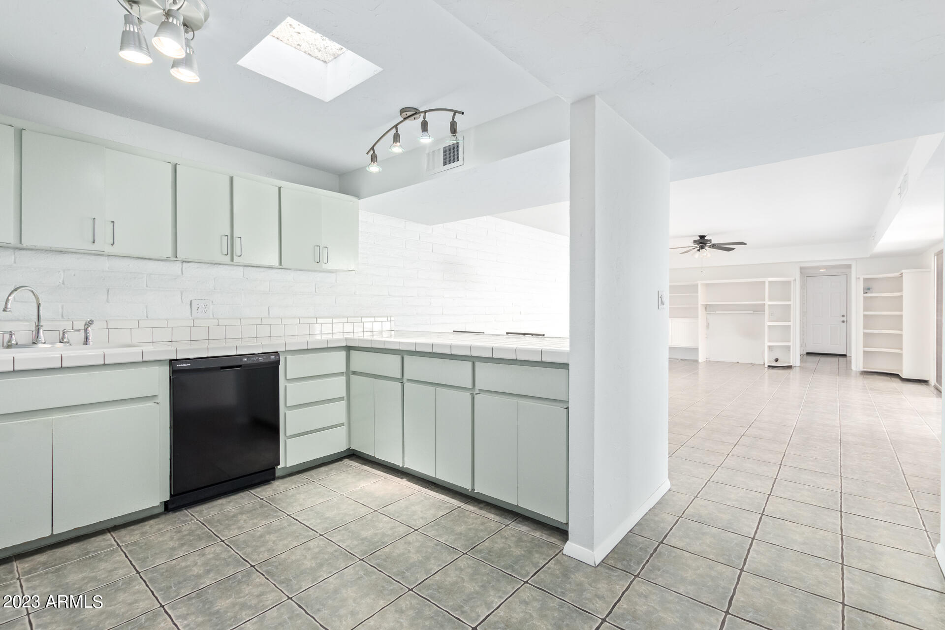 110 W MISSOURI Avenue Unit: 11