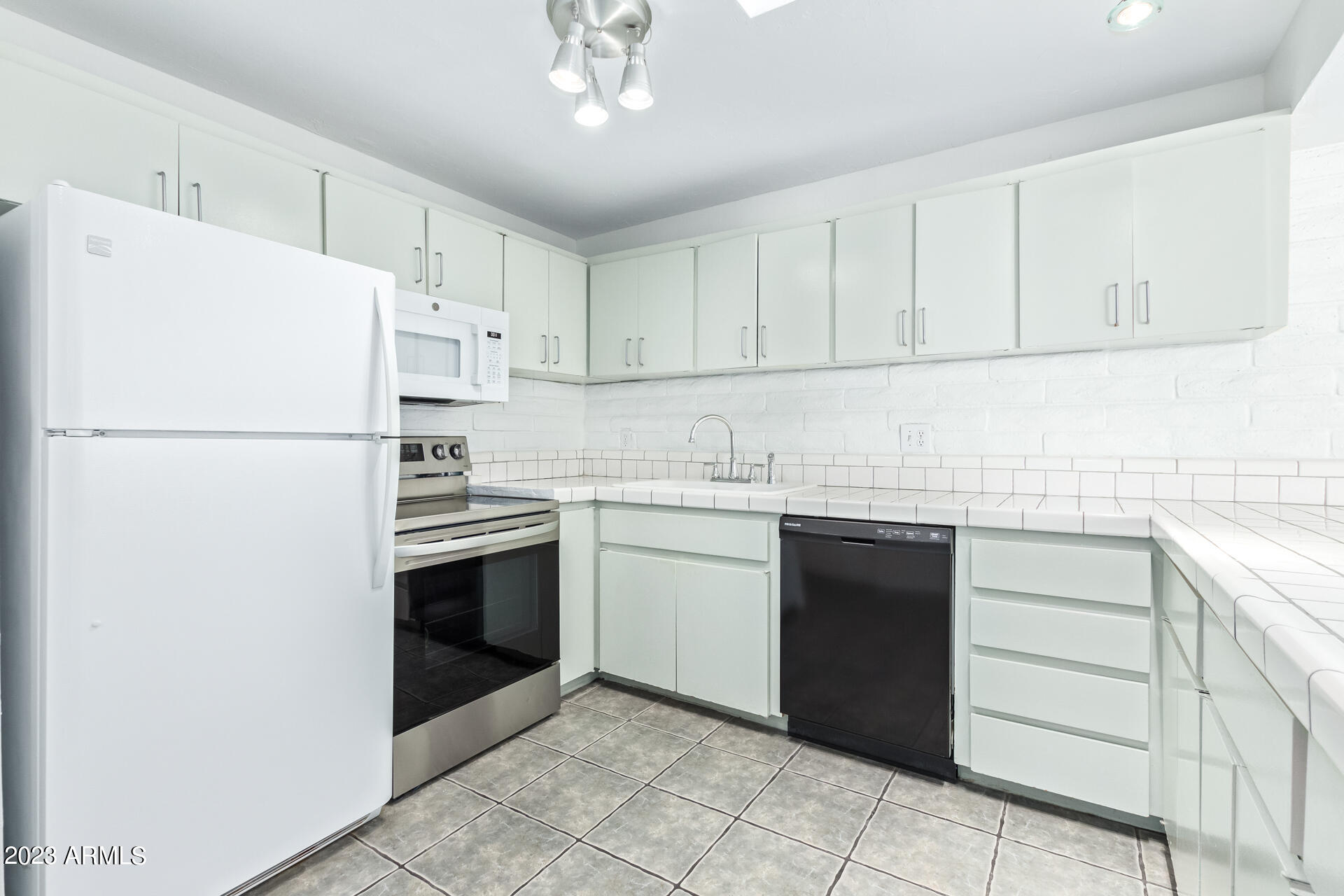 110 W MISSOURI Avenue Unit: 11