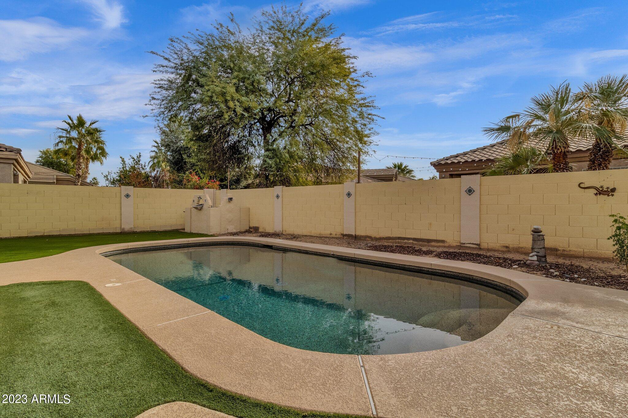 841 W ORIOLE Way