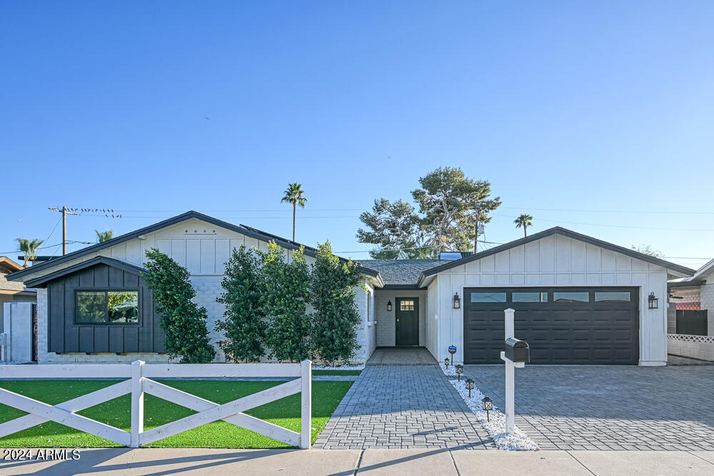 8219 E MITCHELL Drive
