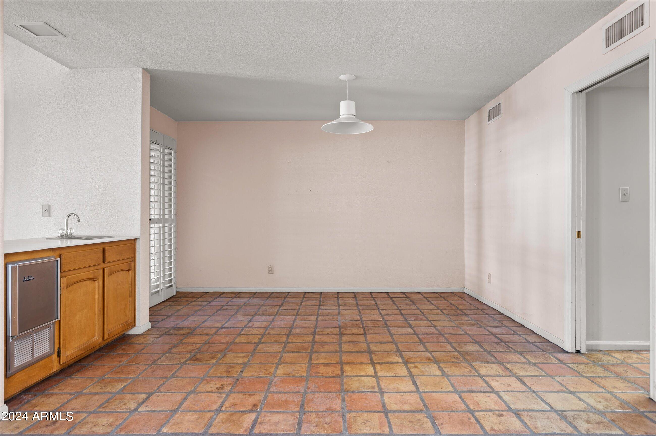 2626 E ARIZONA BILTMORE Circle Unit: 16