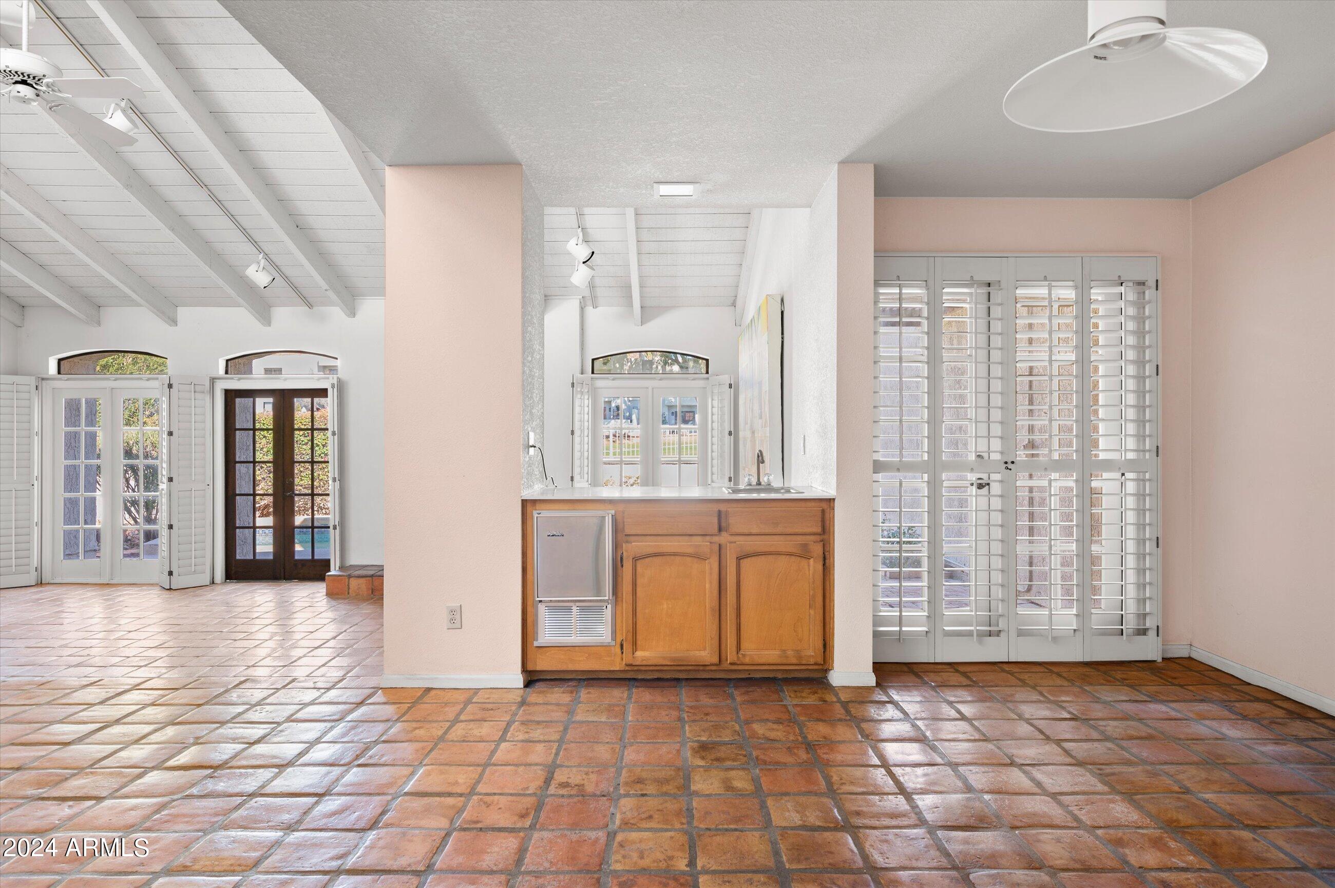 2626 E ARIZONA BILTMORE Circle Unit: 16