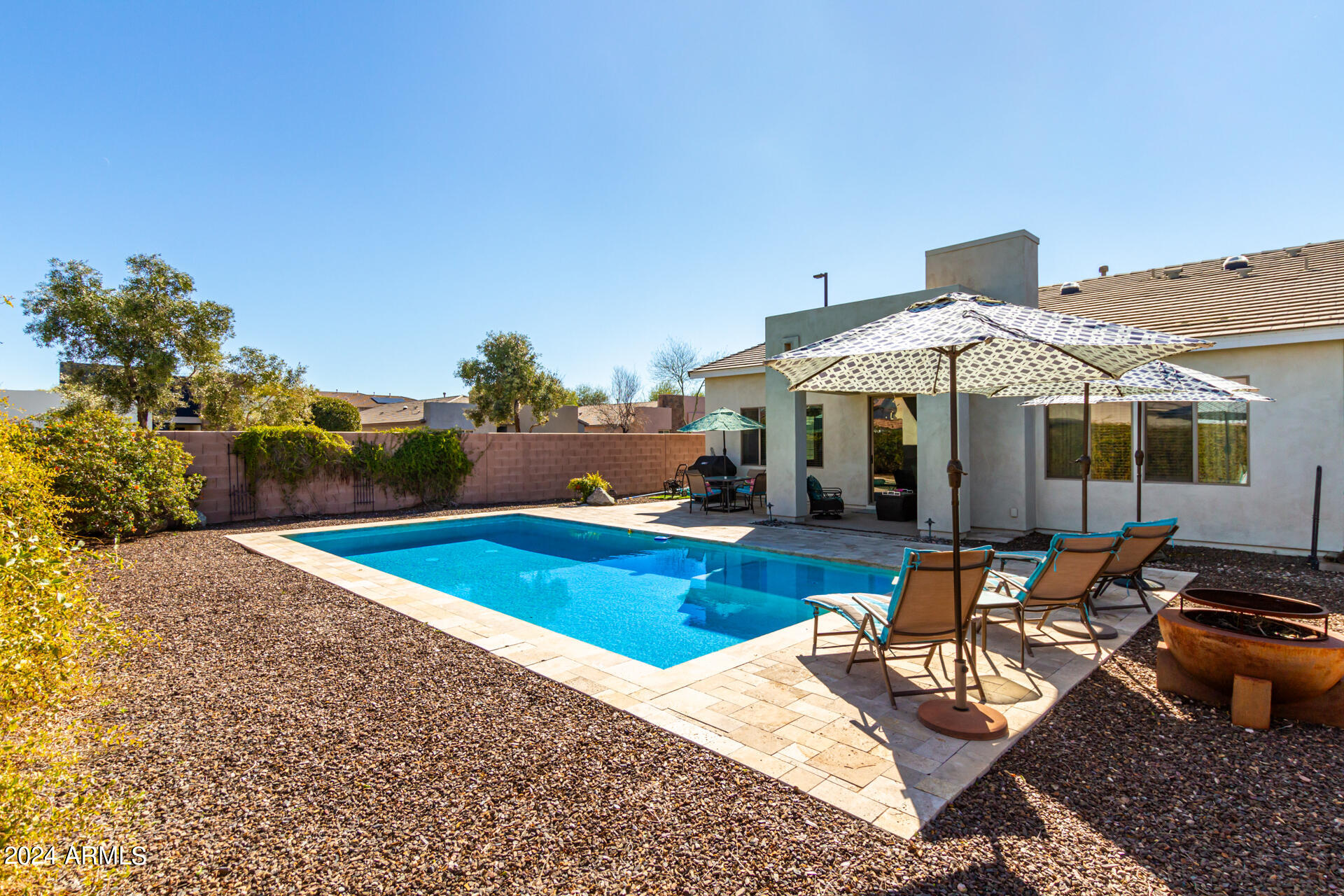 3558 E RAVENSWOOD Drive
