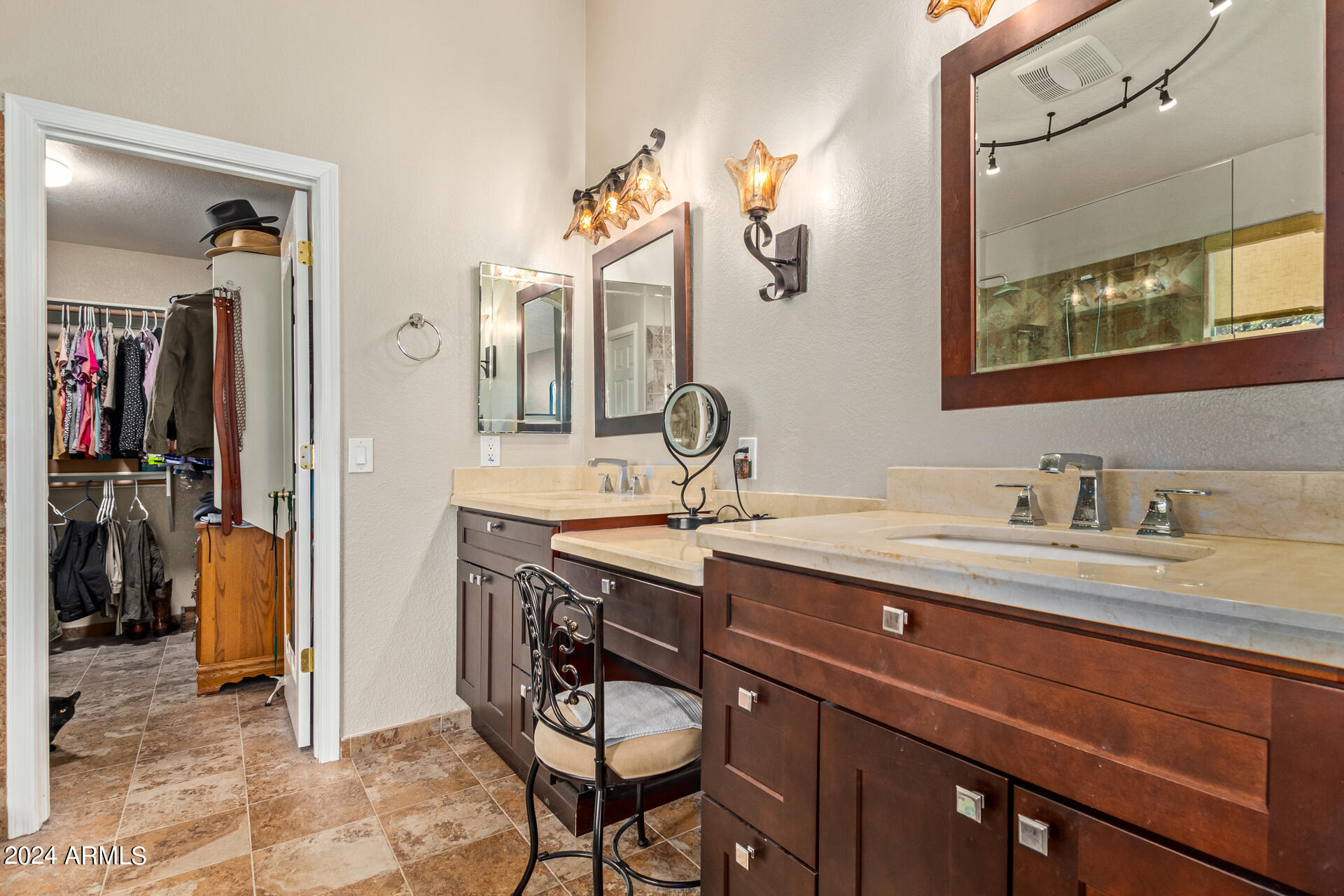 1780 E LINDA Lane