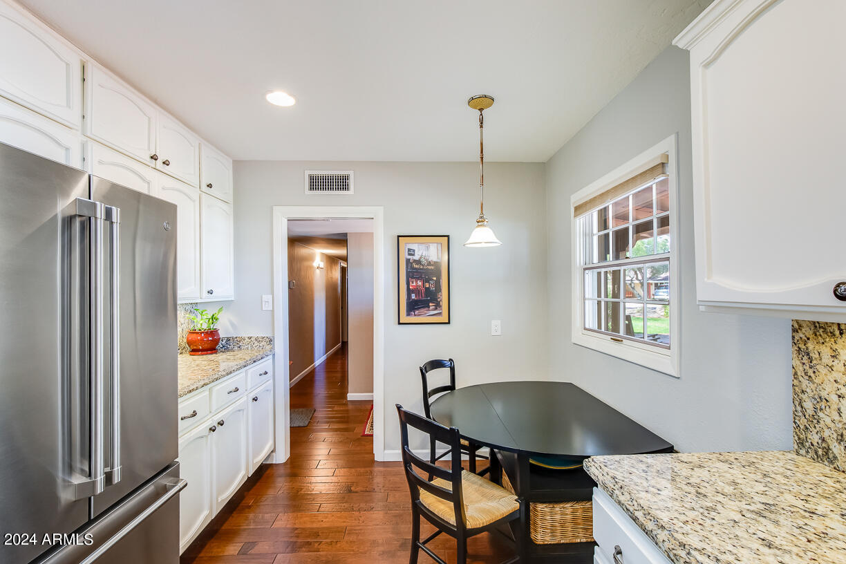 105 W HARMONT Drive