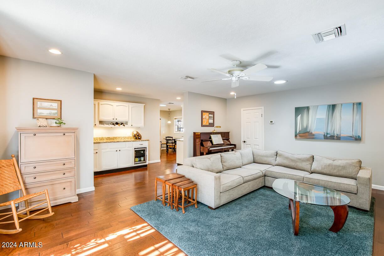 105 W HARMONT Drive