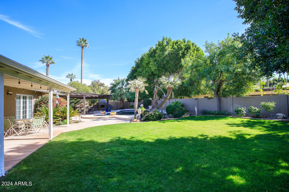 105 W HARMONT Drive