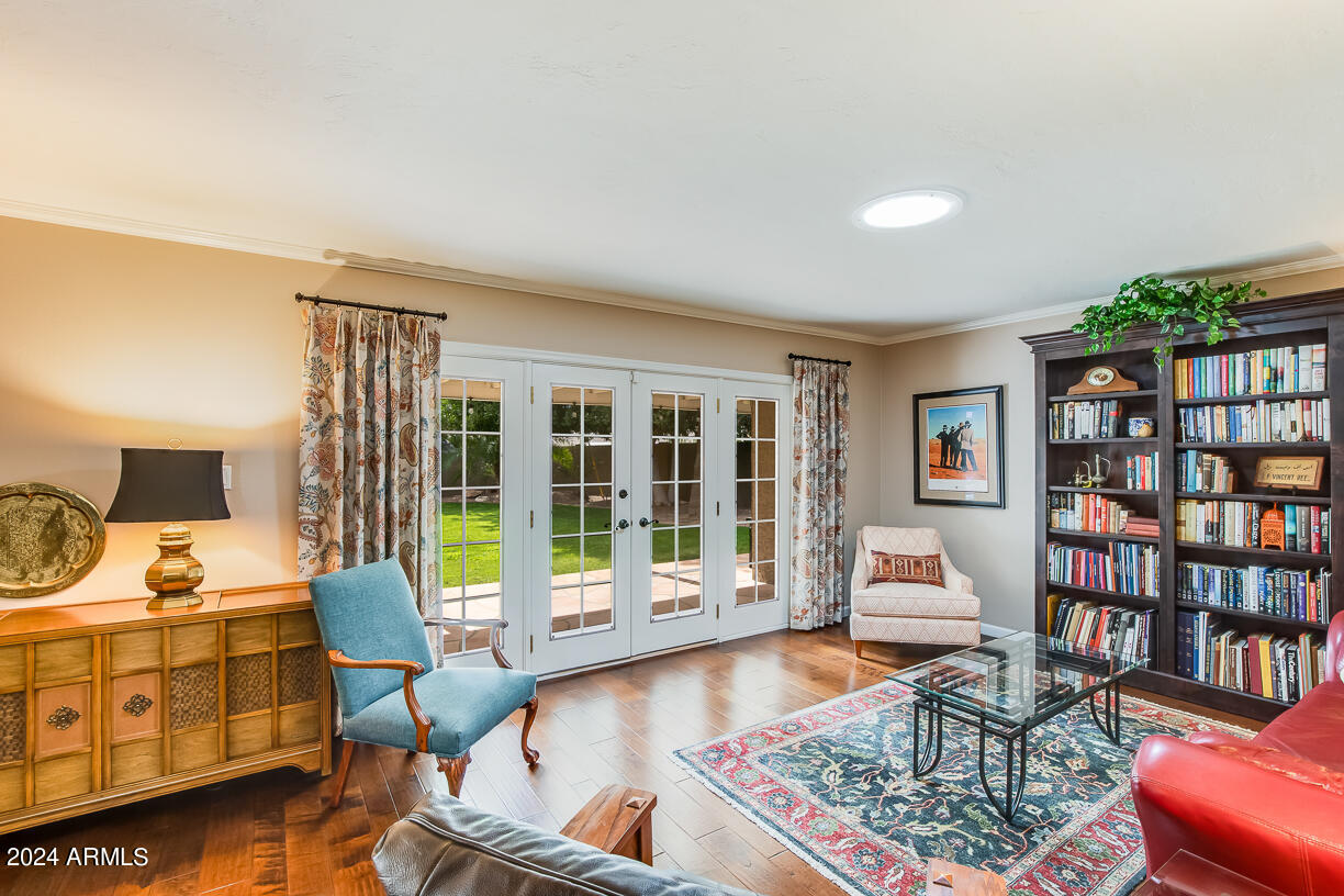 105 W HARMONT Drive