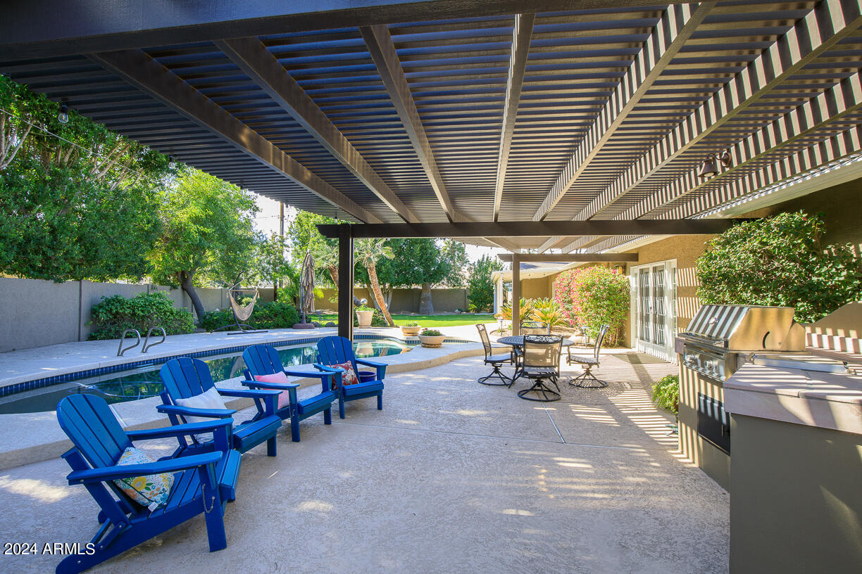 105 W HARMONT Drive