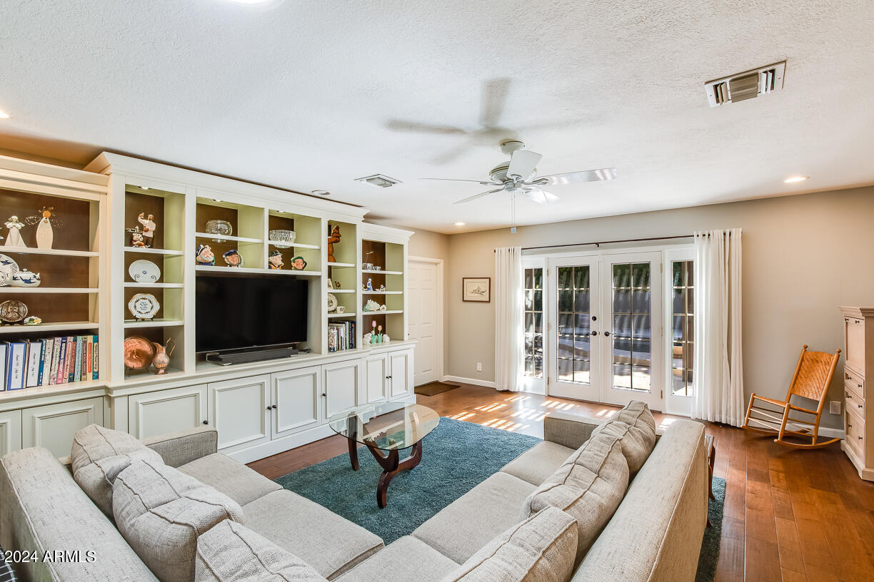 105 W HARMONT Drive