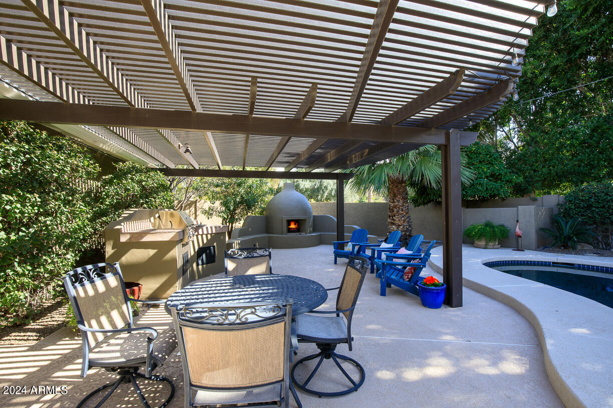 105 W HARMONT Drive