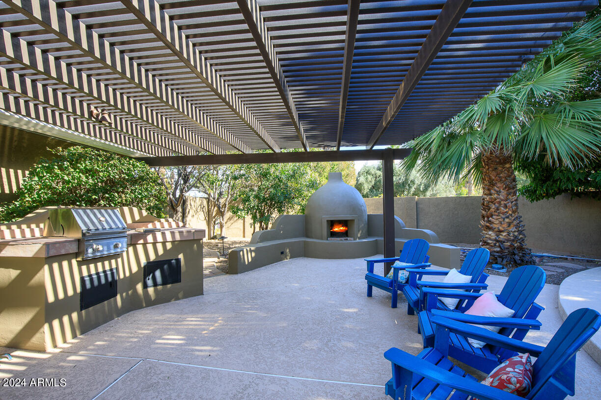 105 W HARMONT Drive