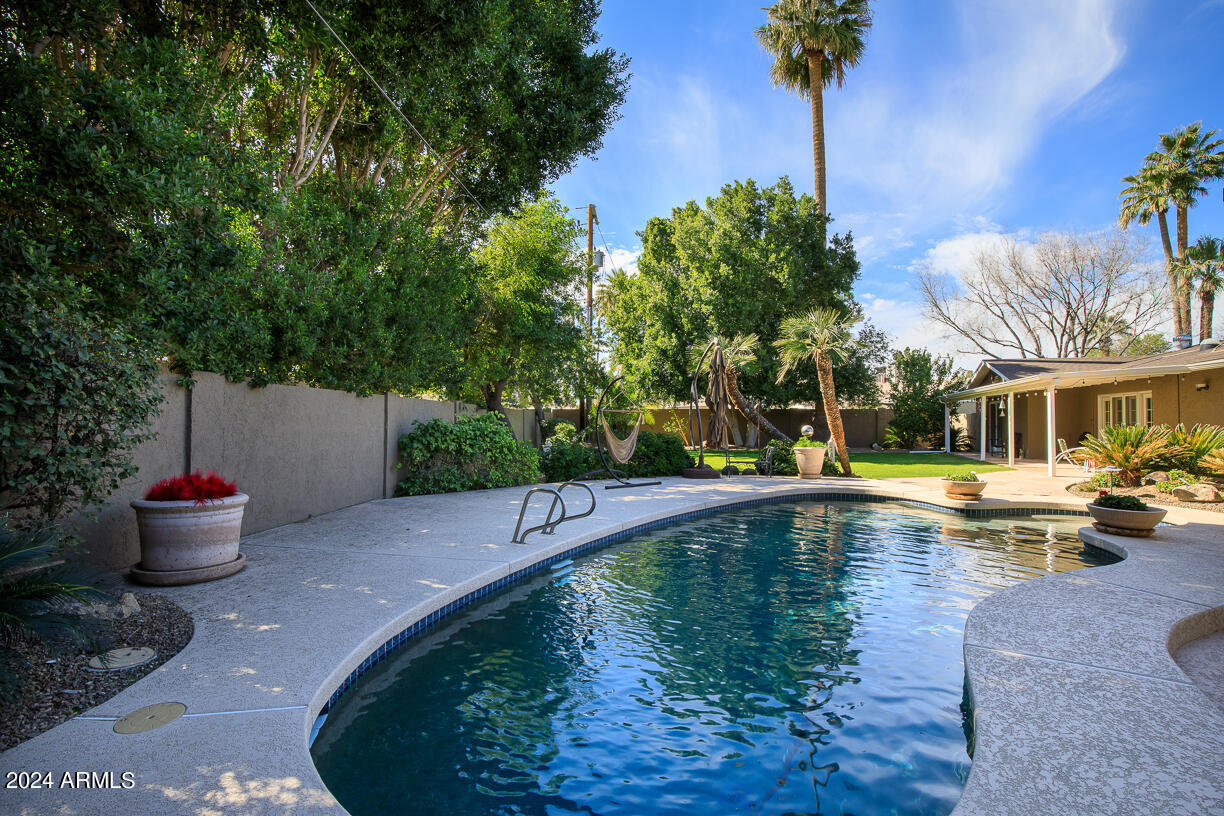105 W HARMONT Drive