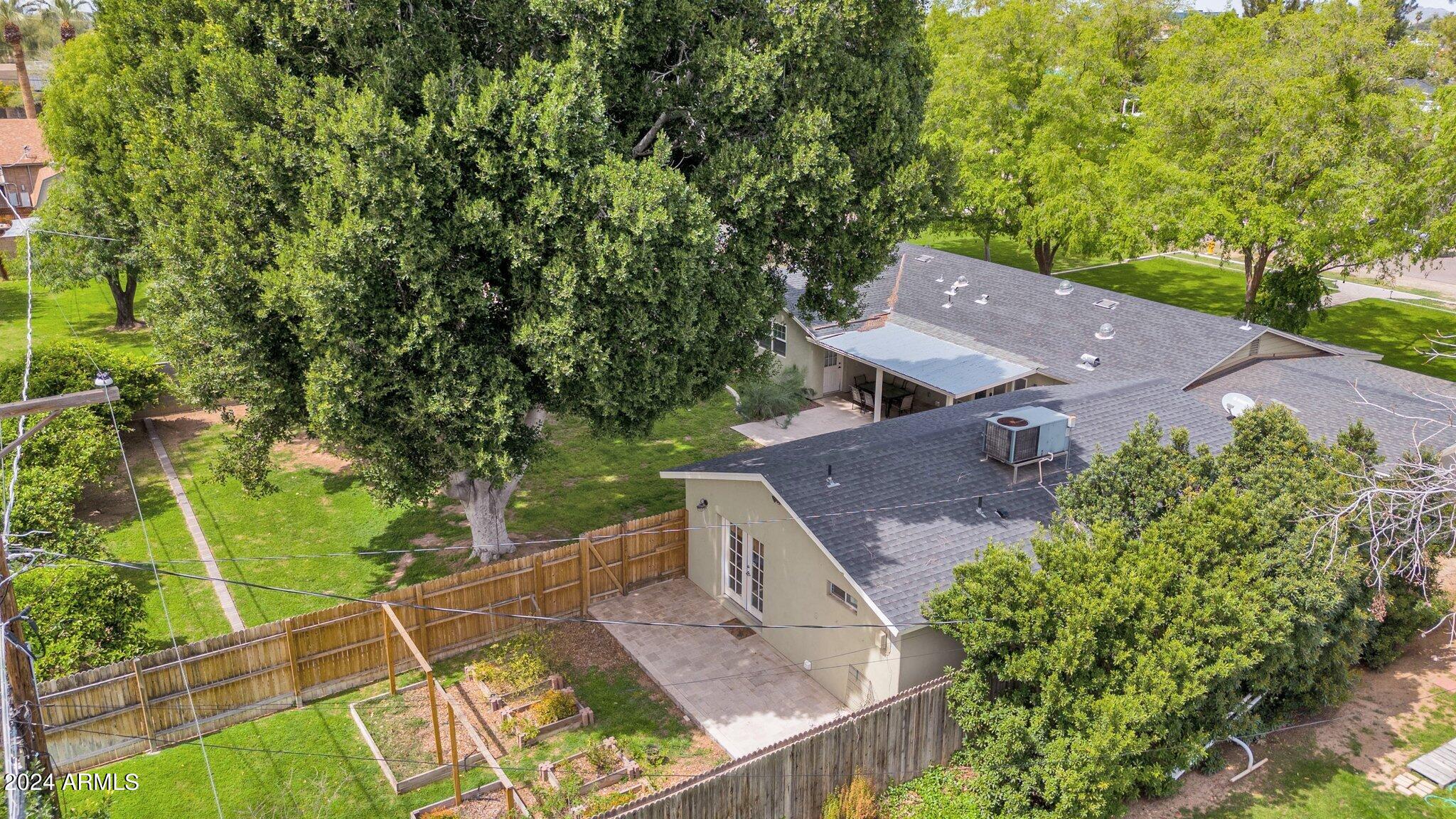 3229 E CLARENDON Avenue