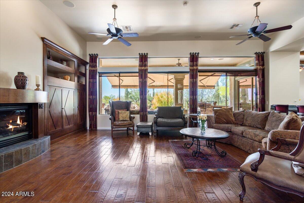 8921 E NORA Circle