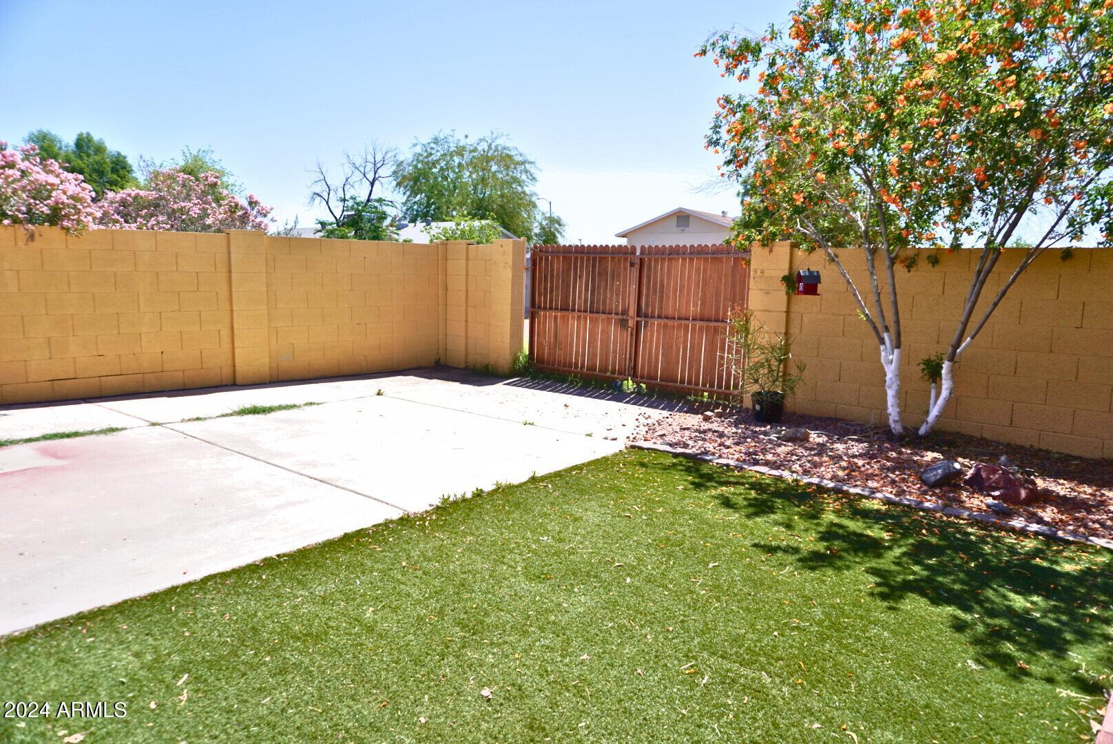 855 W DEL RIO Street