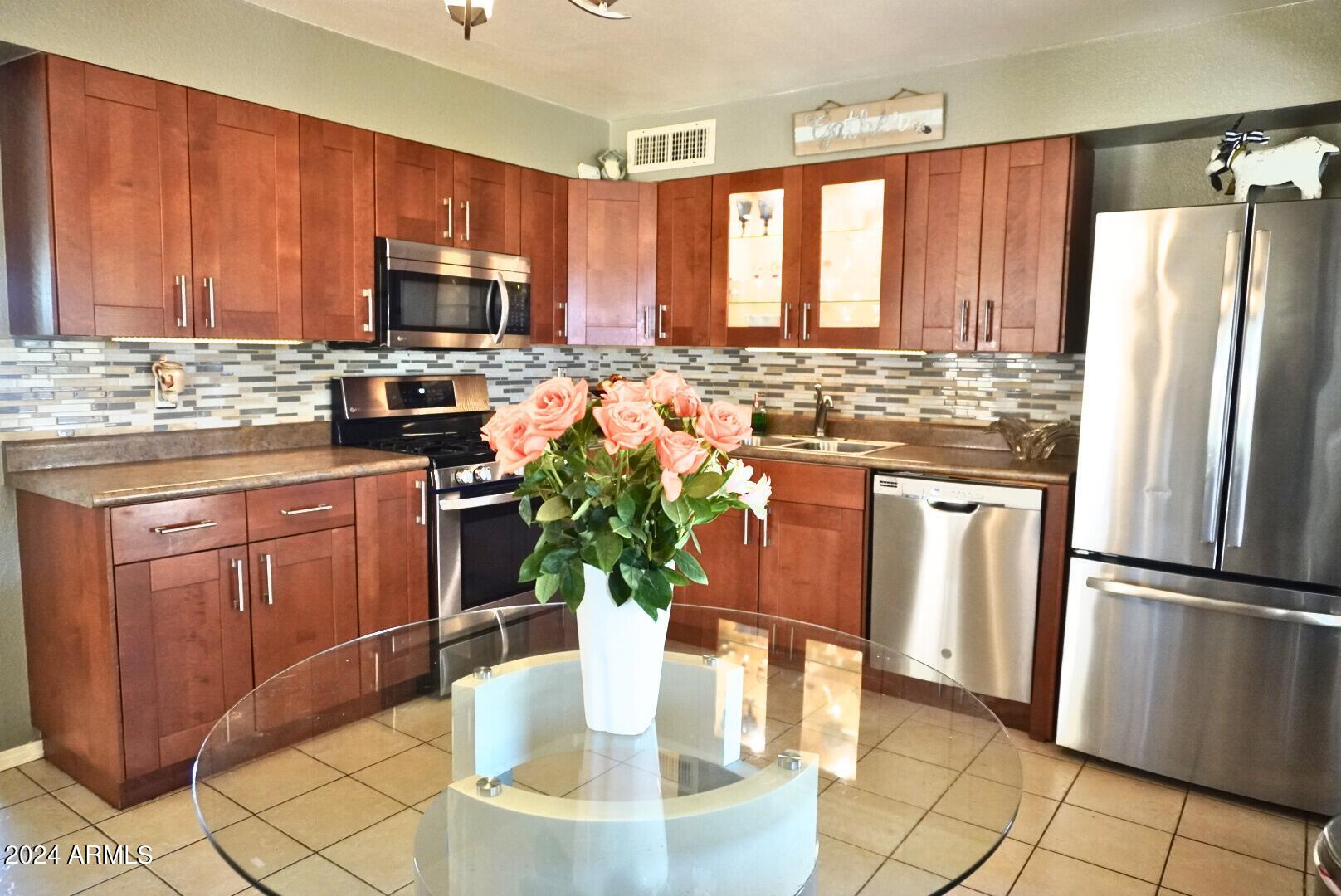 855 W DEL RIO Street