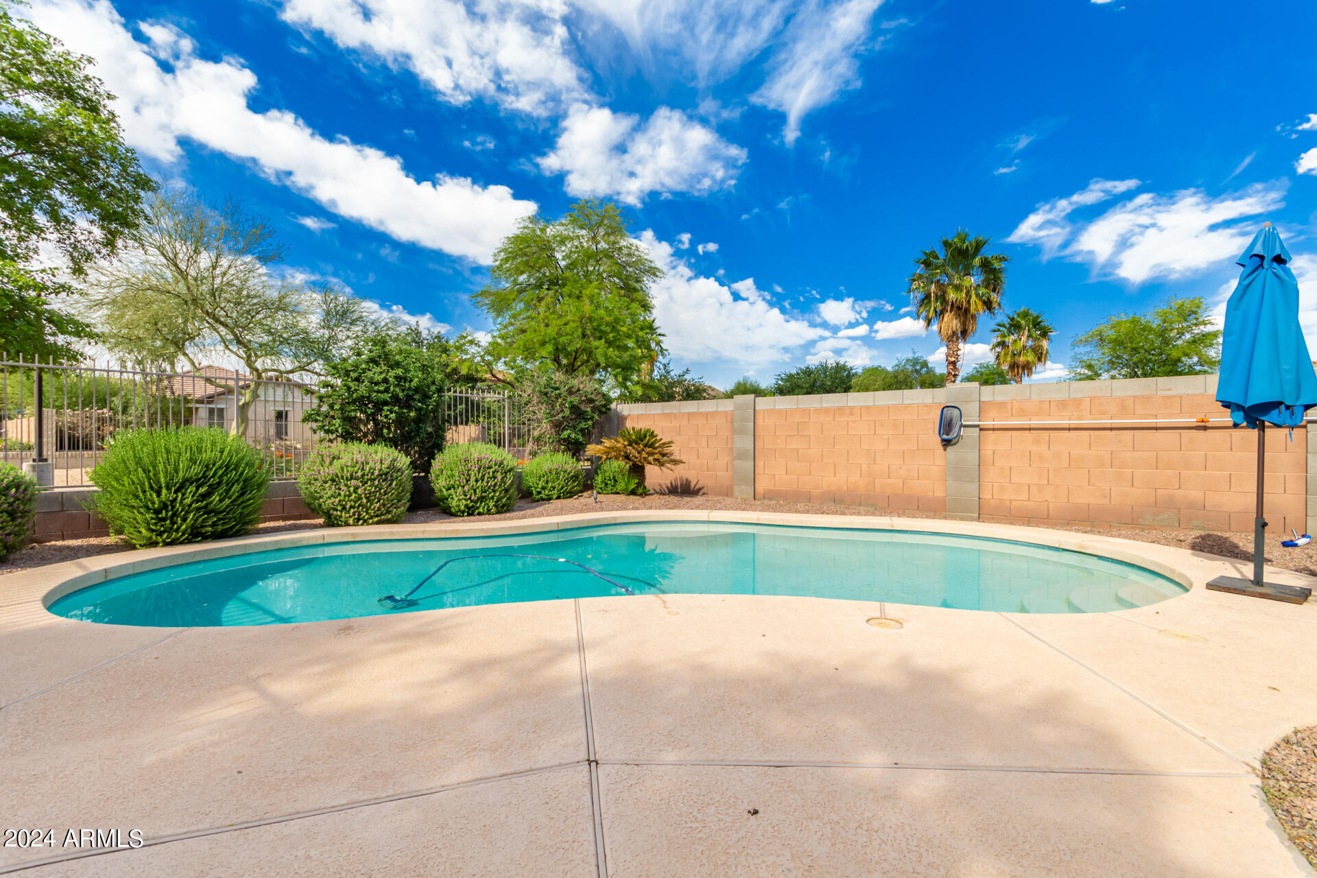 1526 E AZALEA Drive