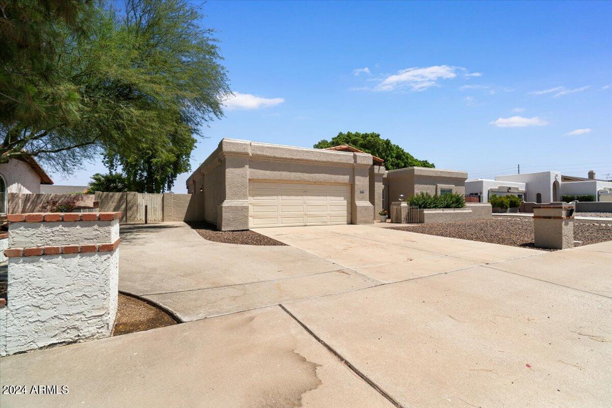 3524 W PARADISE Lane