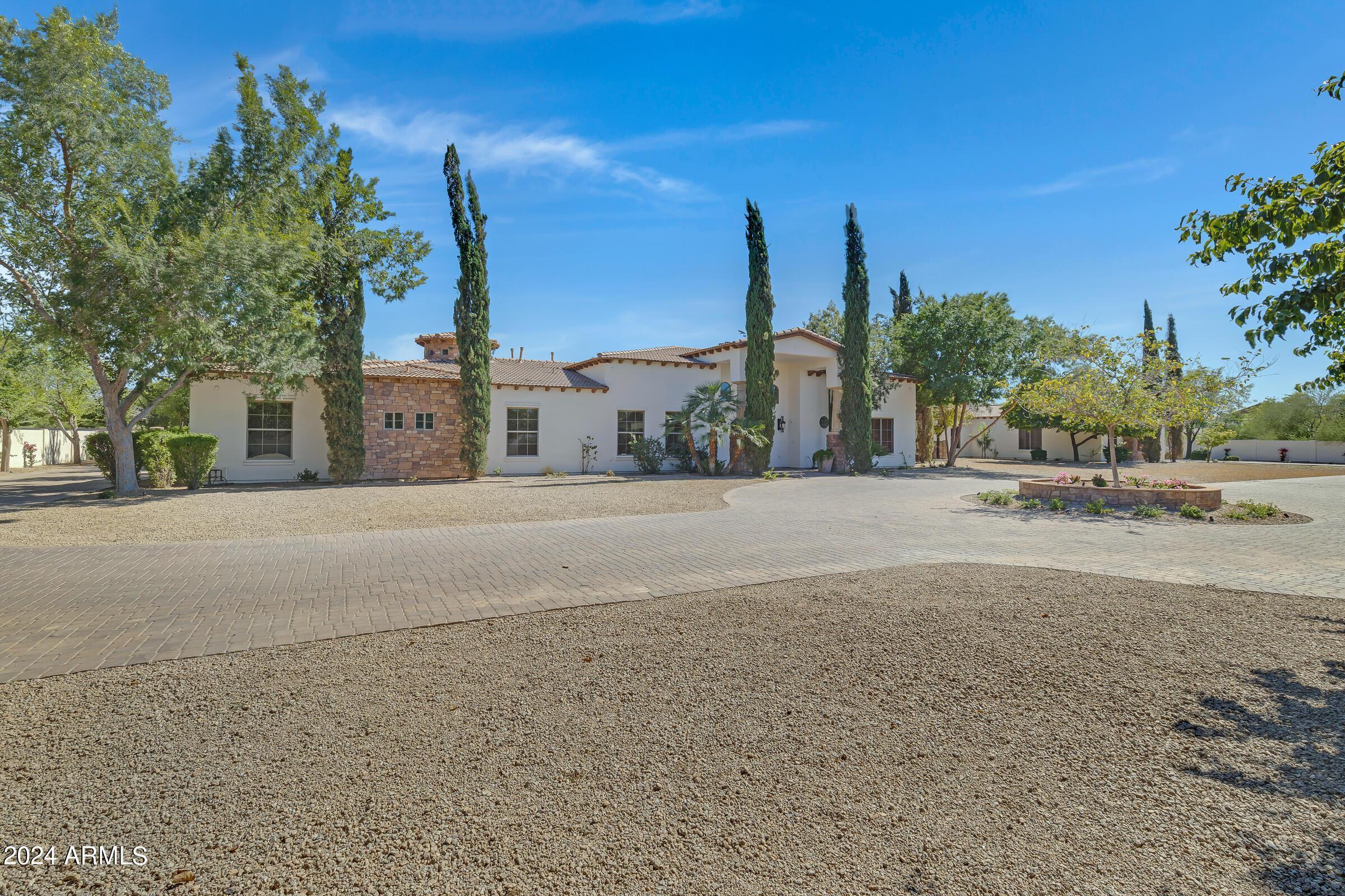 1435 E RAVEN Court