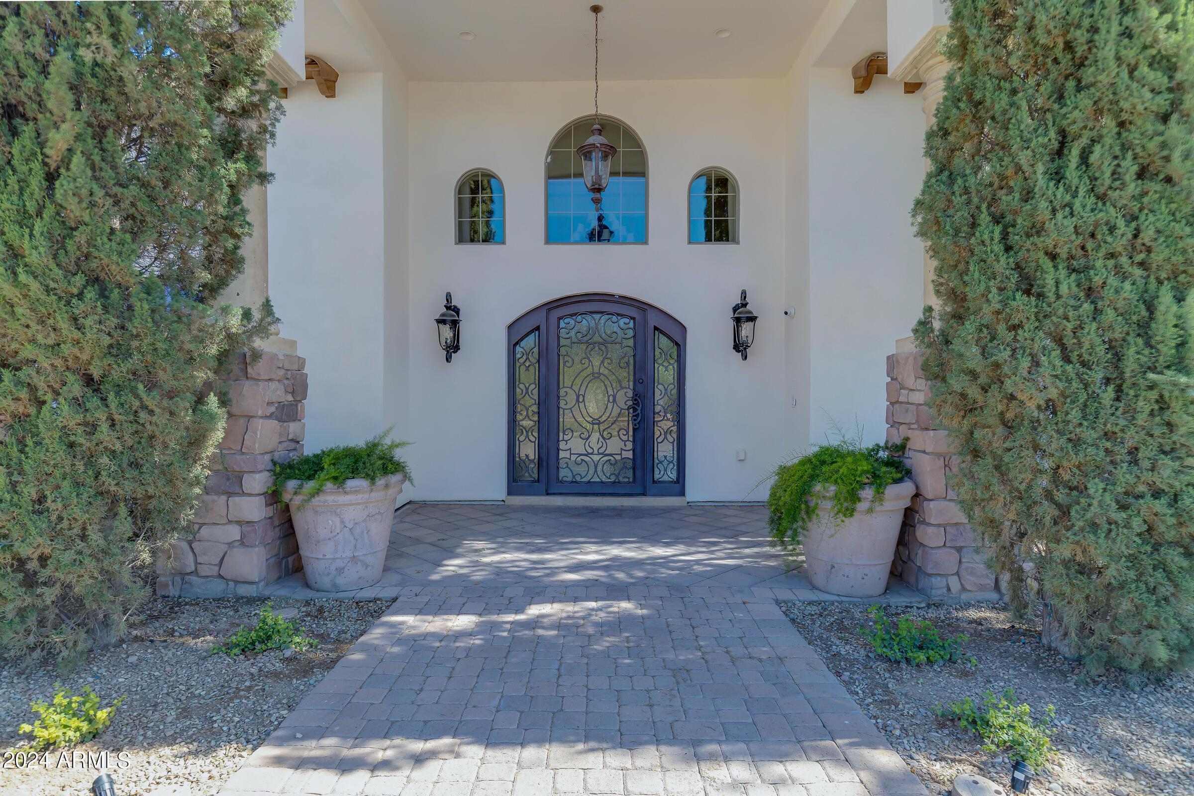 1435 E RAVEN Court