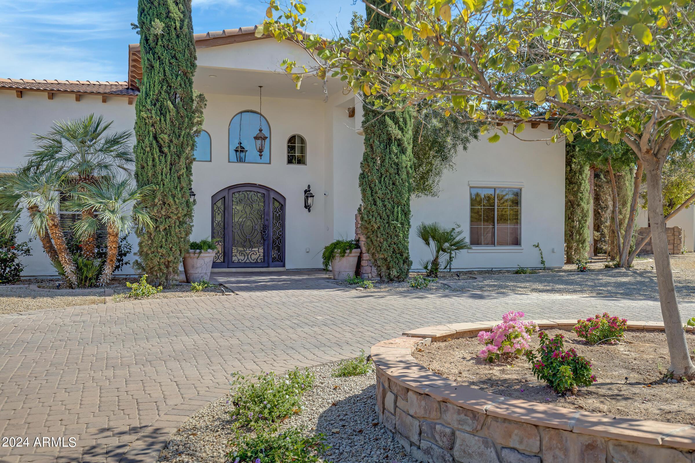 1435 E RAVEN Court