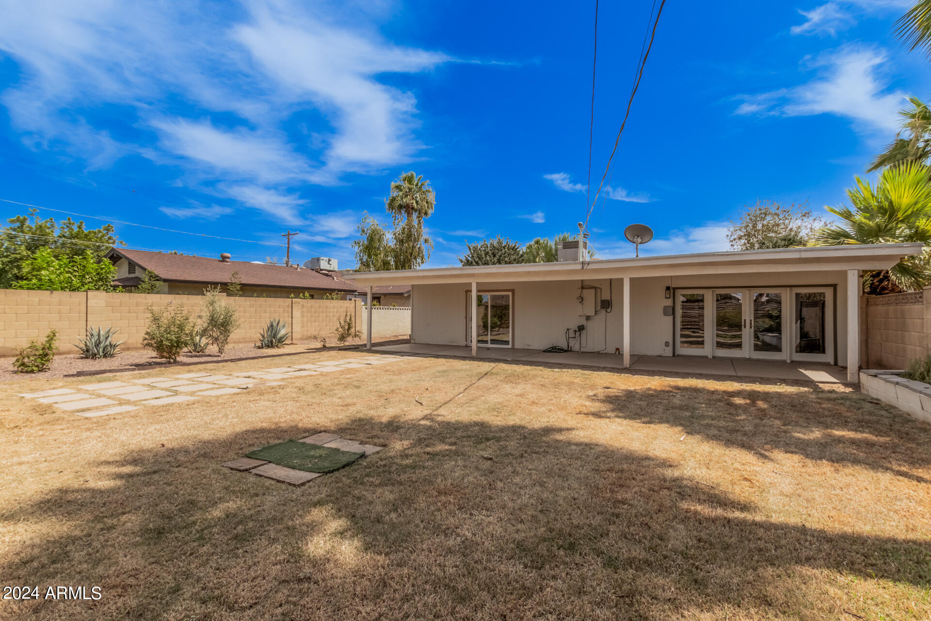 2028 W MEDLOCK Drive