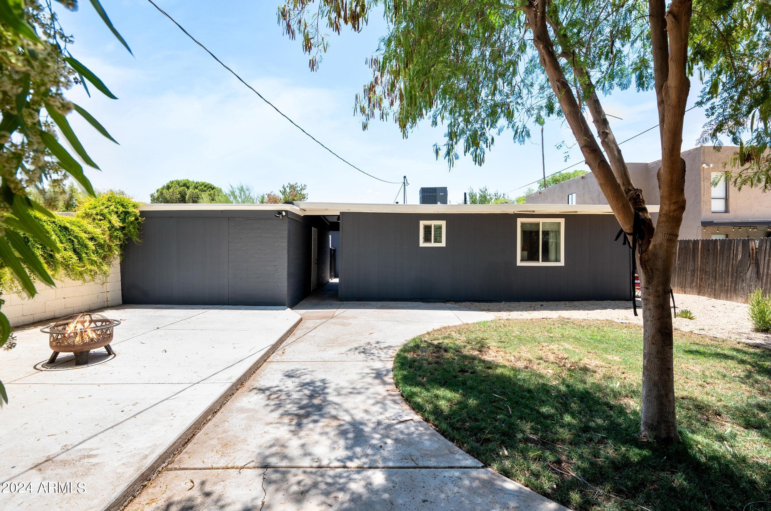 2210 E CAMBRIDGE Avenue
