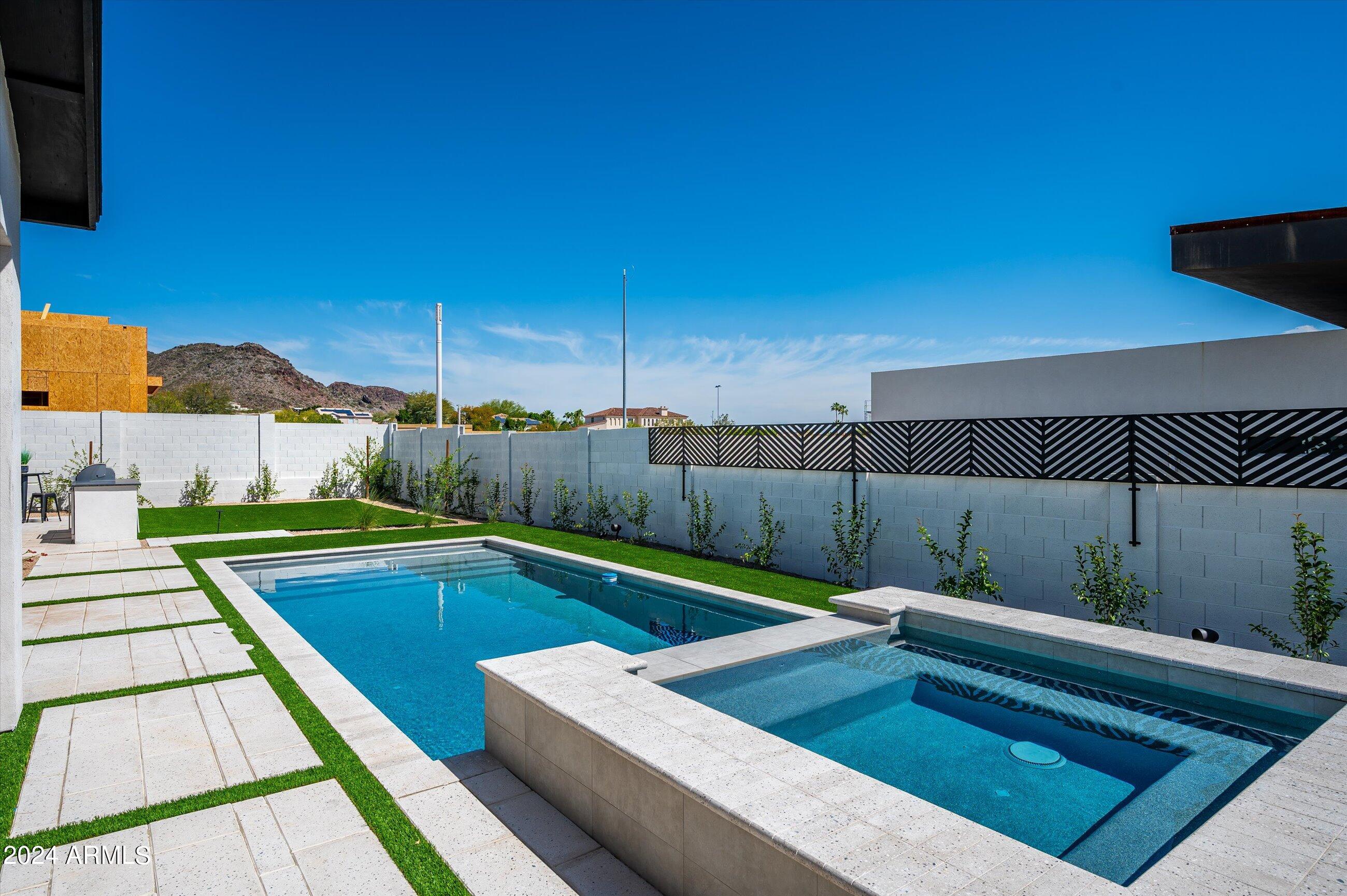 1815 E MYRTLE Avenue