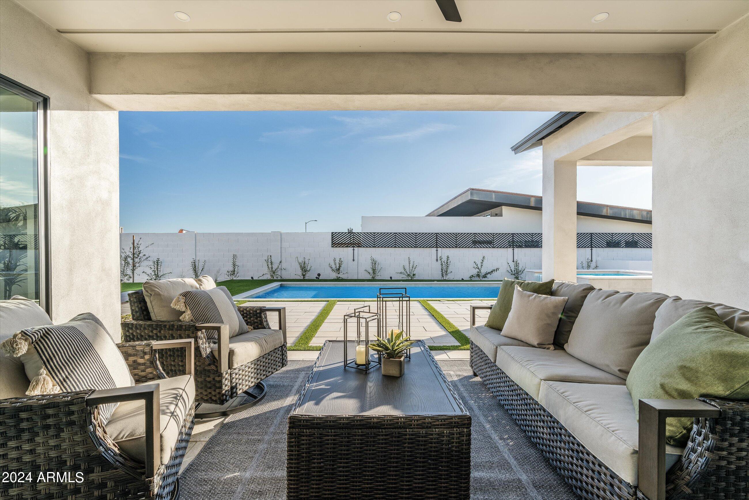 1815 E MYRTLE Avenue