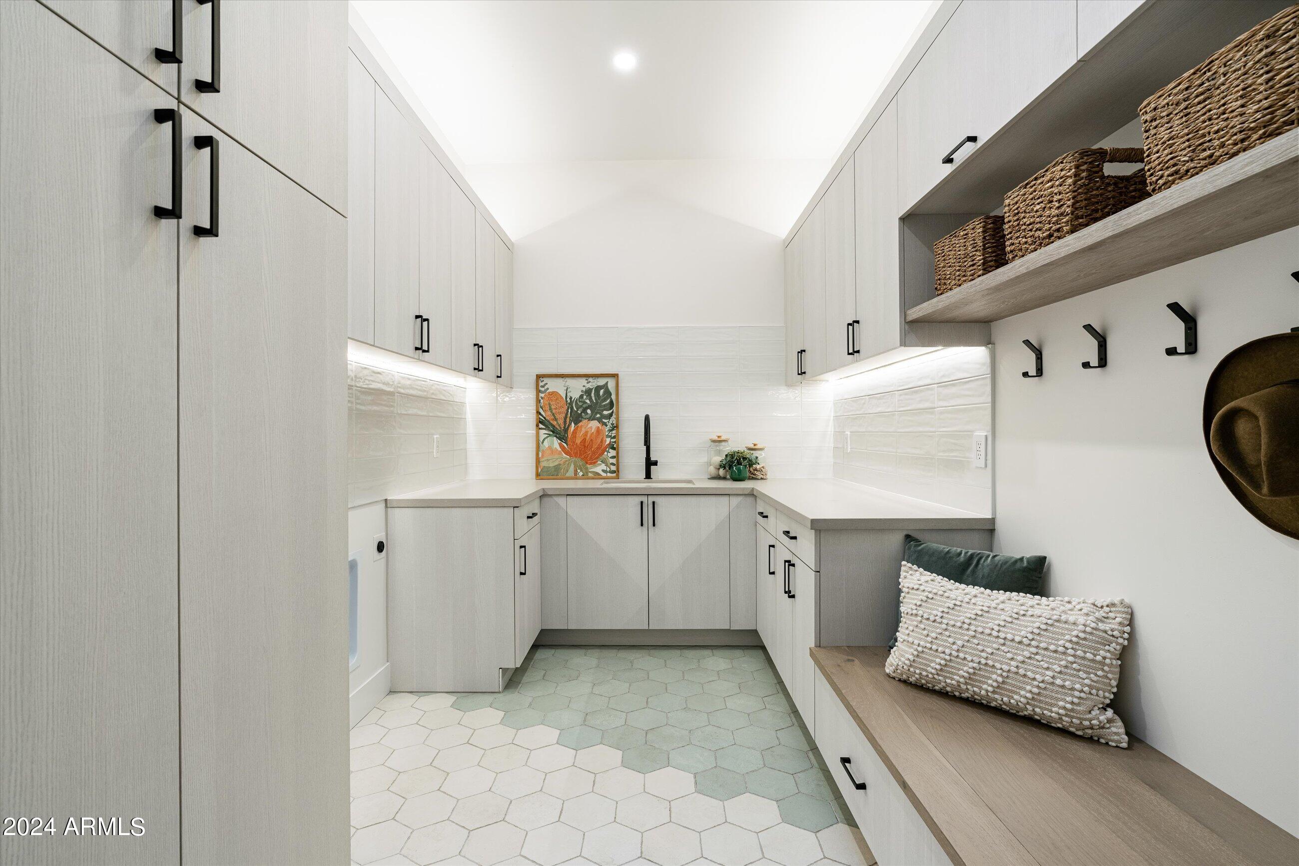 1815 E MYRTLE Avenue