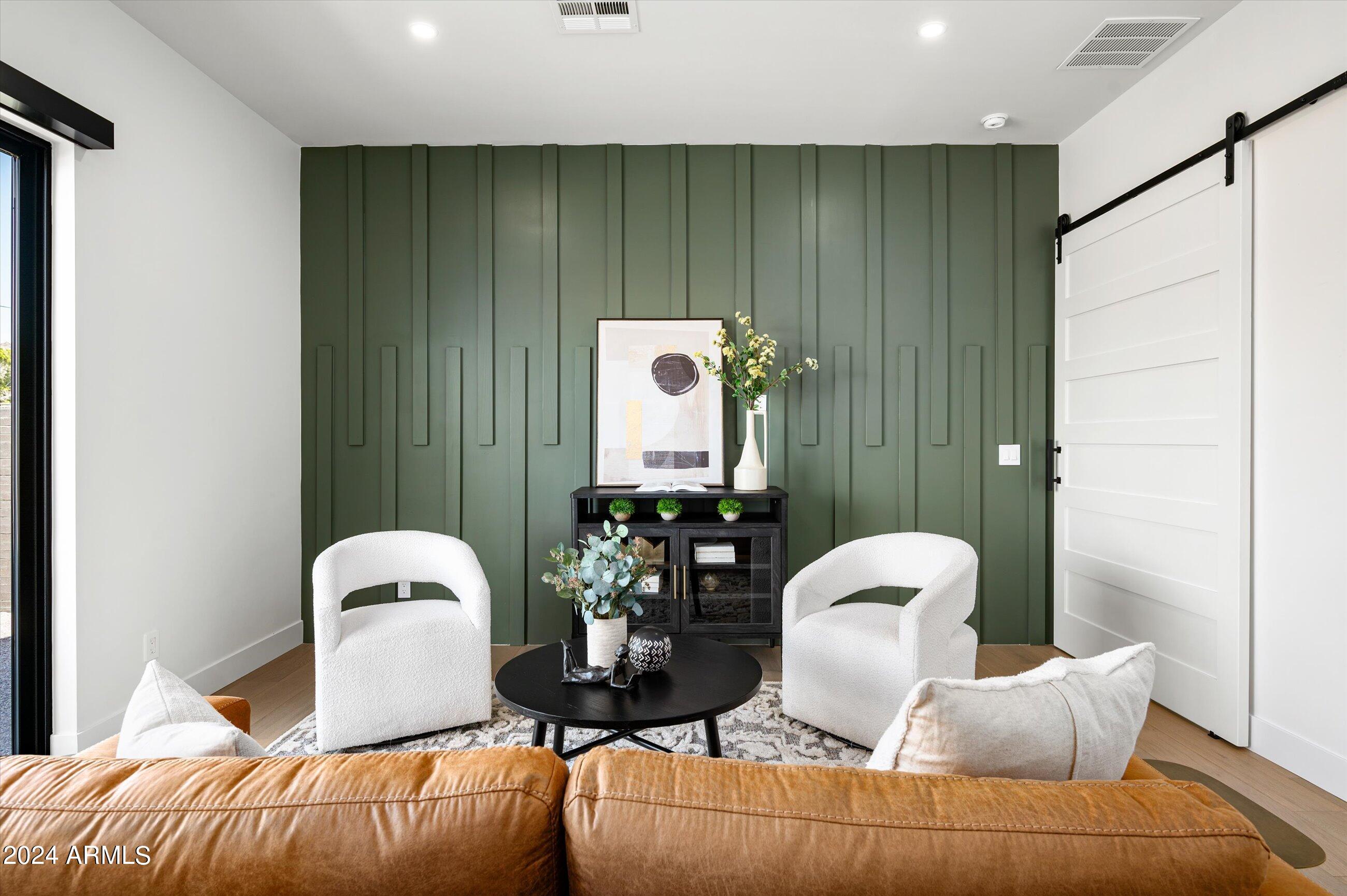 1815 E MYRTLE Avenue