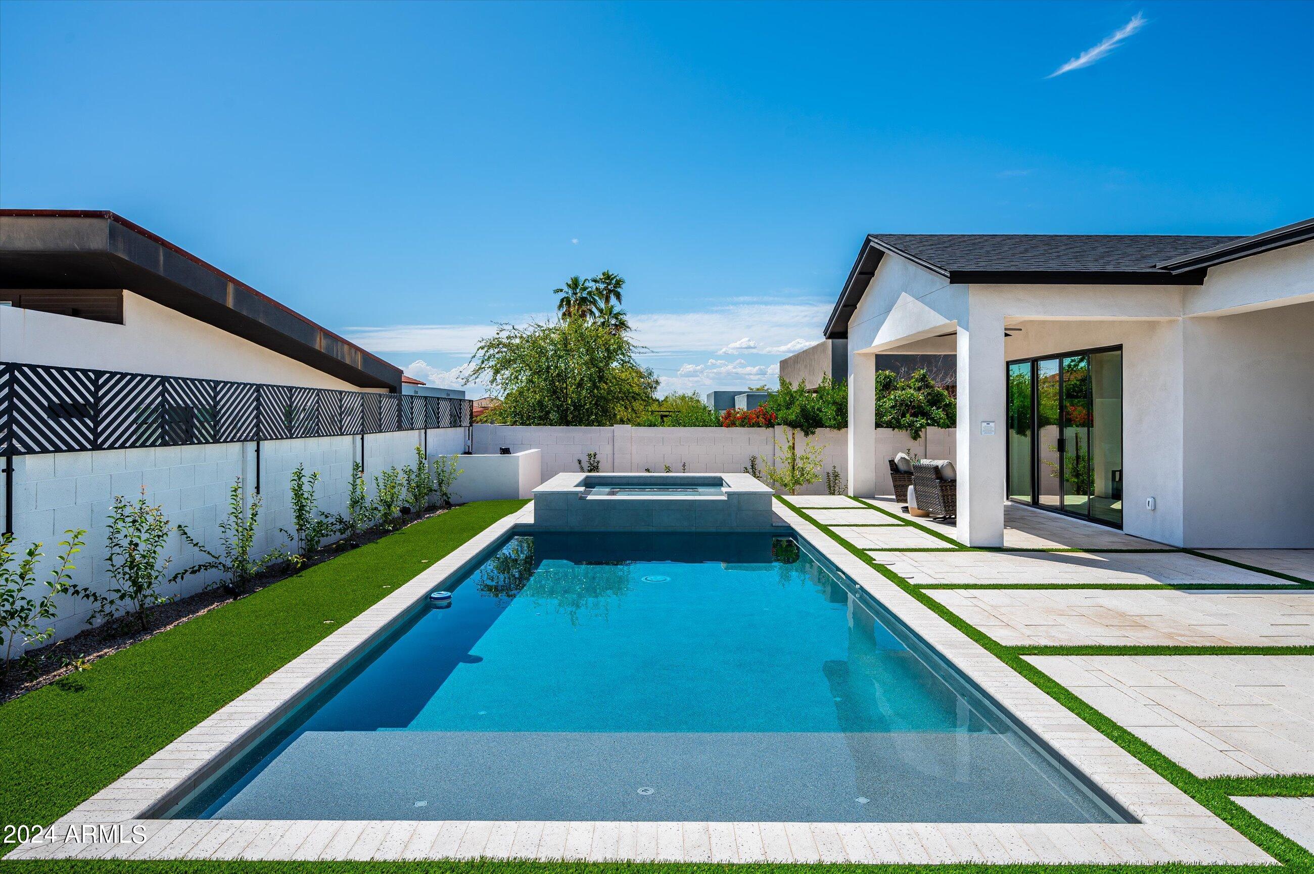 1815 E MYRTLE Avenue