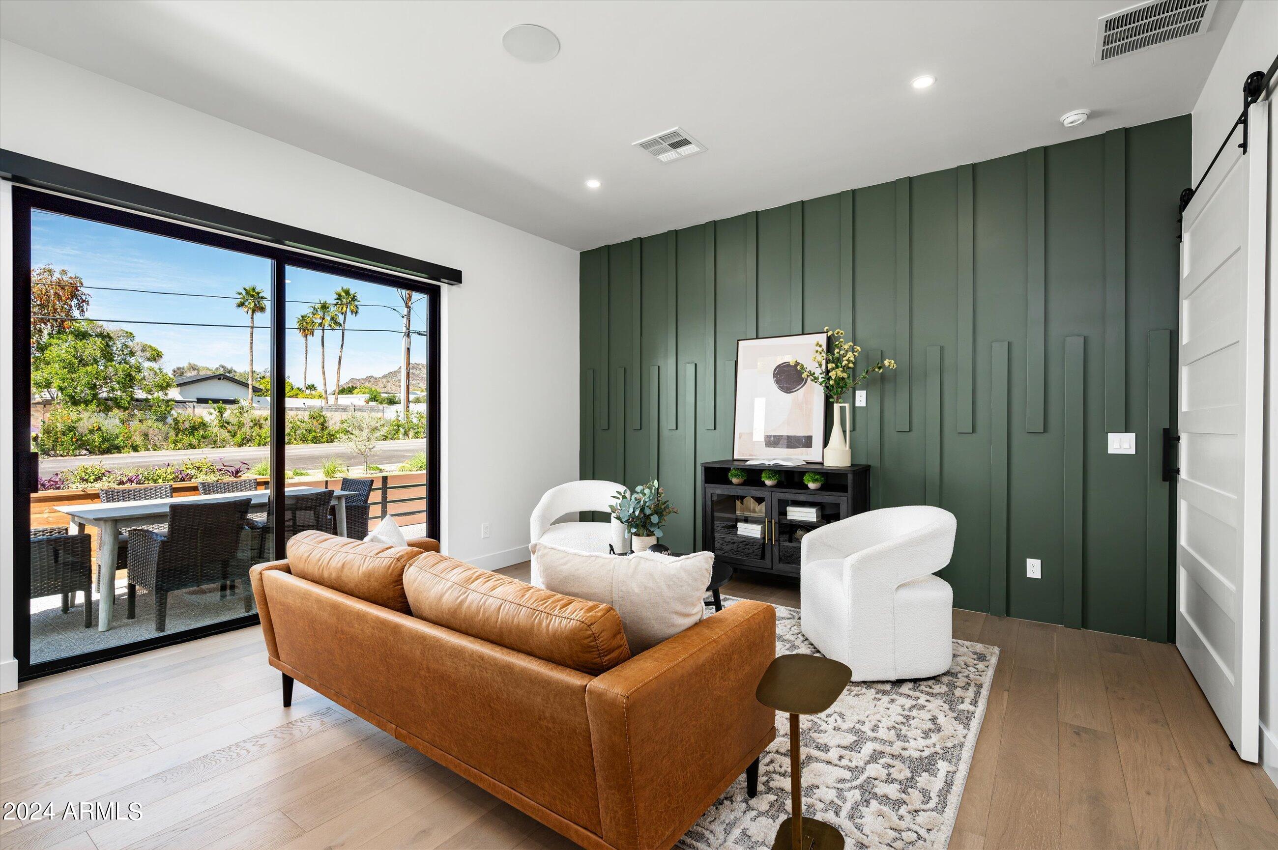 1815 E MYRTLE Avenue