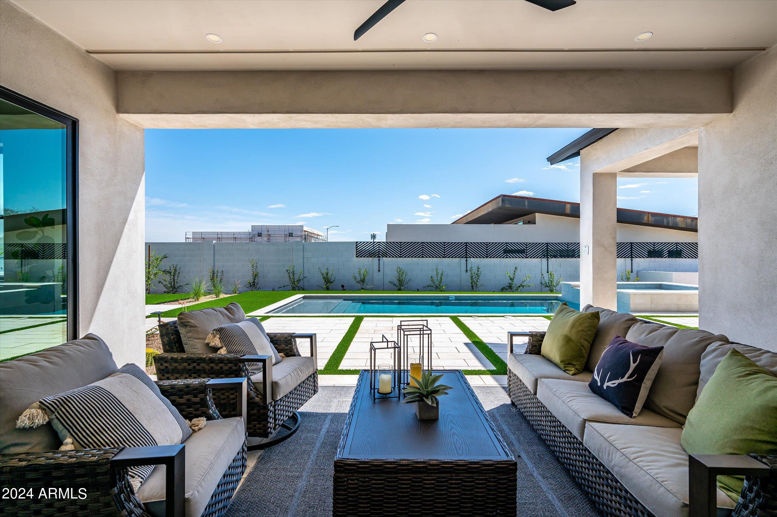 1815 E MYRTLE Avenue