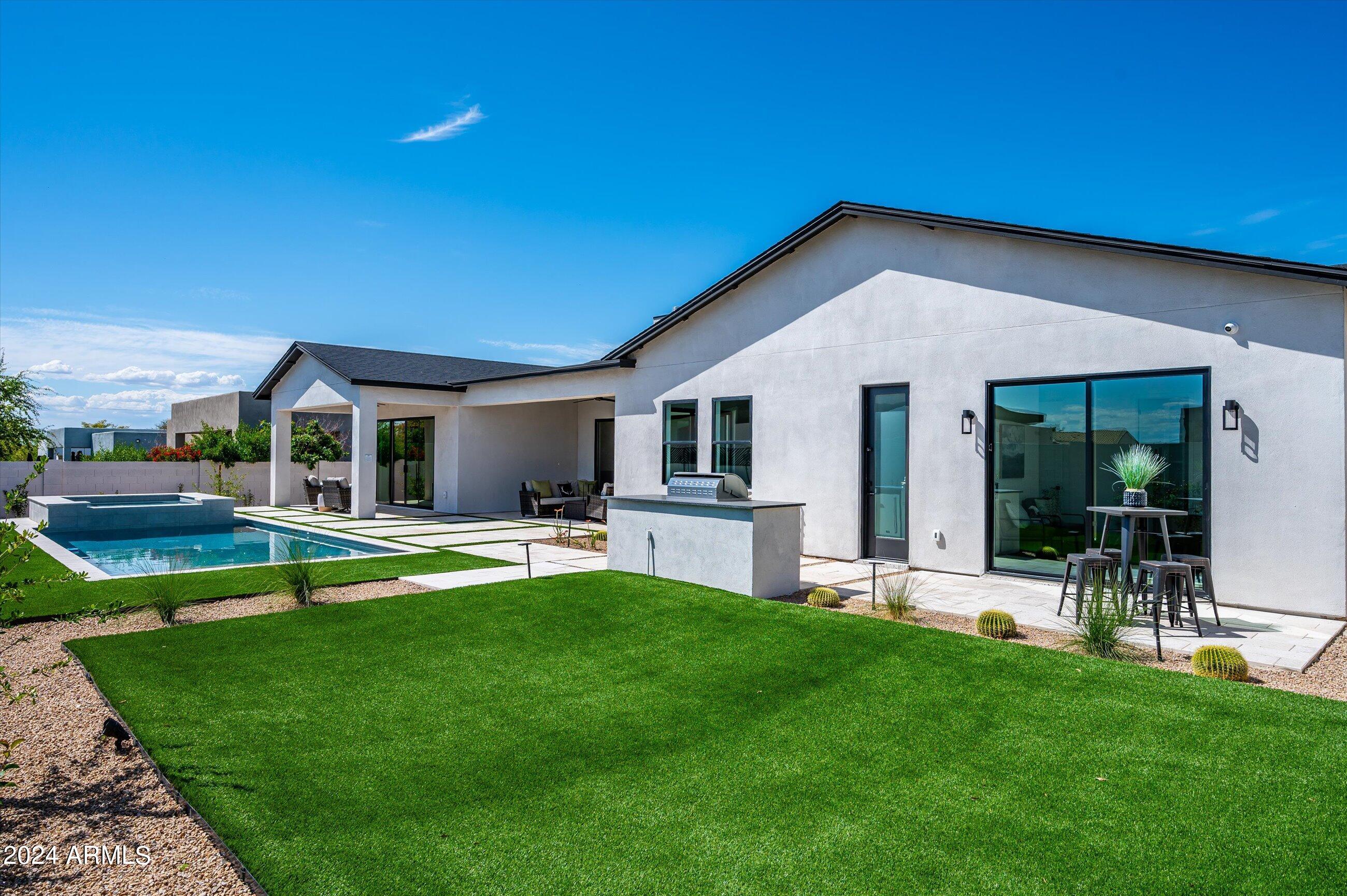 1815 E MYRTLE Avenue