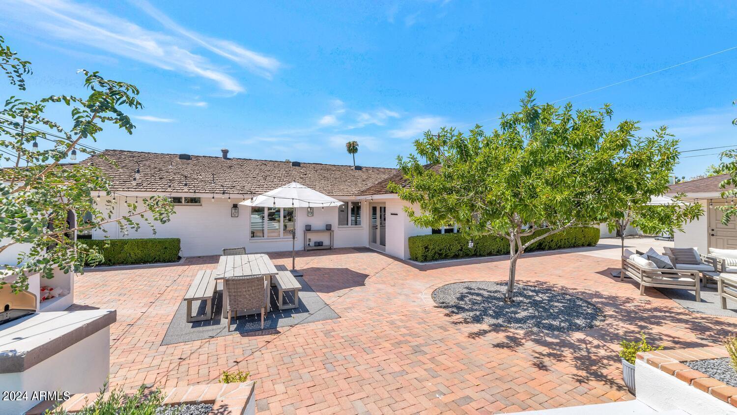 4702 E ARCADIA Lane