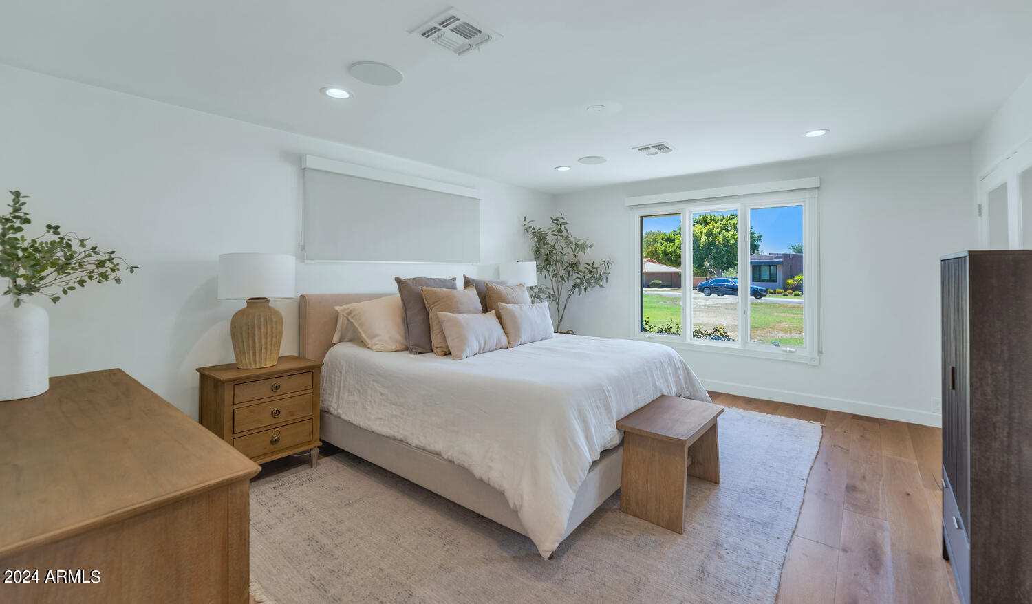 4702 E ARCADIA Lane