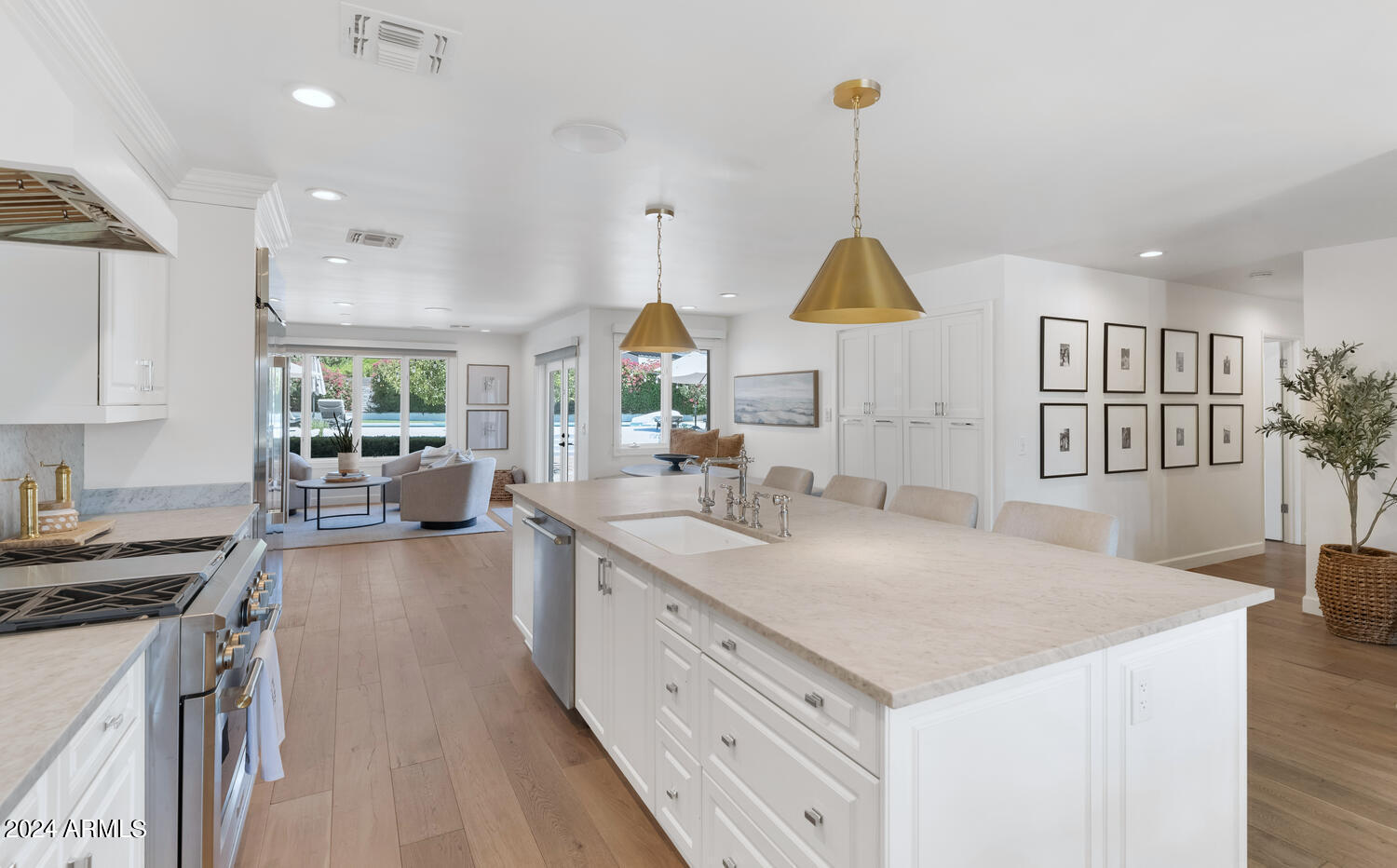 4702 E ARCADIA Lane