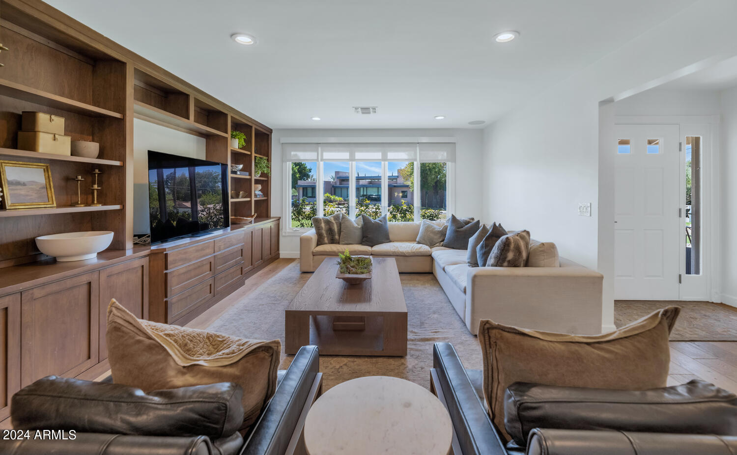 4702 E ARCADIA Lane