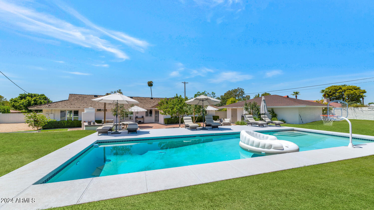 4702 E ARCADIA Lane