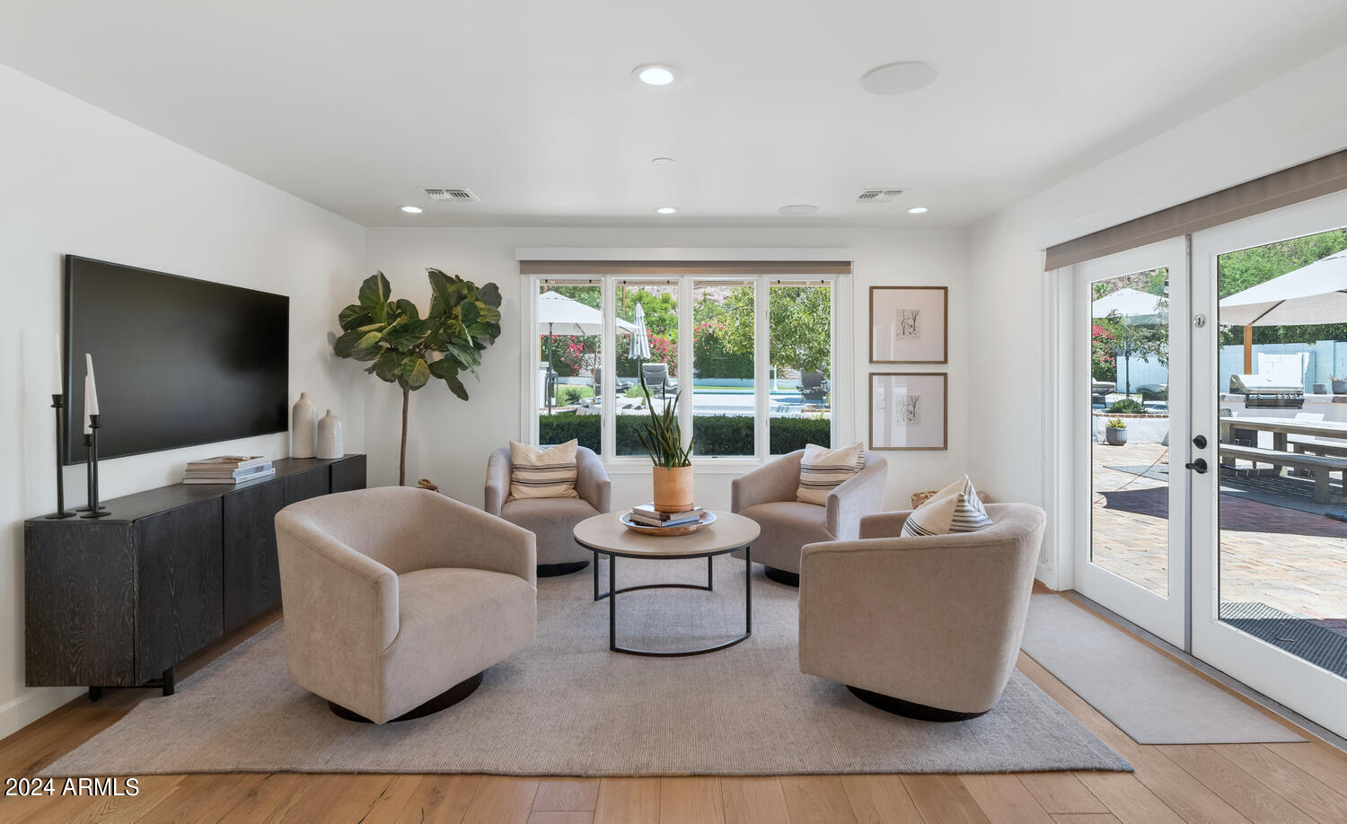 4702 E ARCADIA Lane