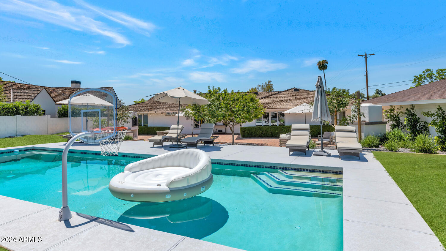 4702 E ARCADIA Lane