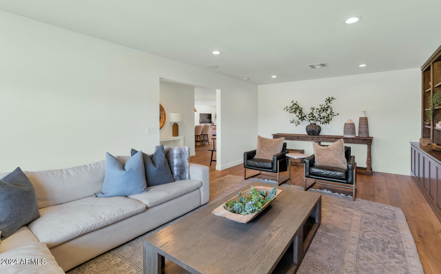 4702 E ARCADIA Lane