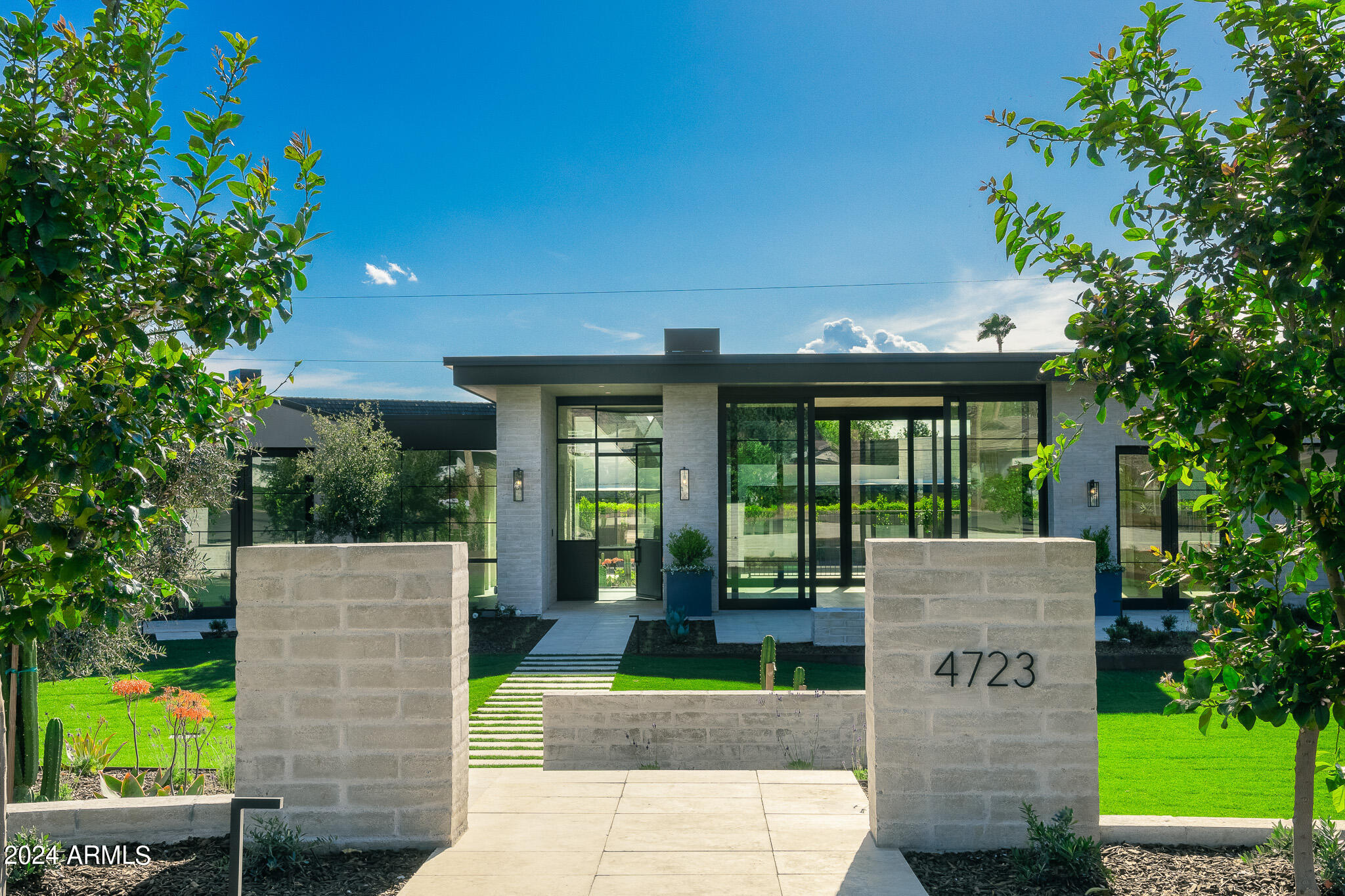 4723 E MARIPOSA Street