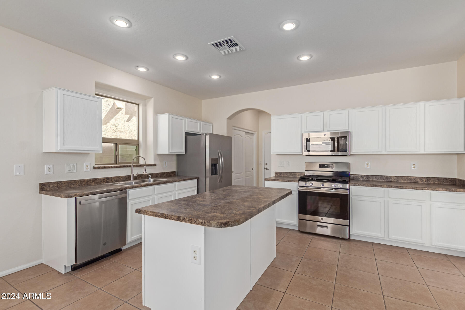 40752 W ROBBINS Drive