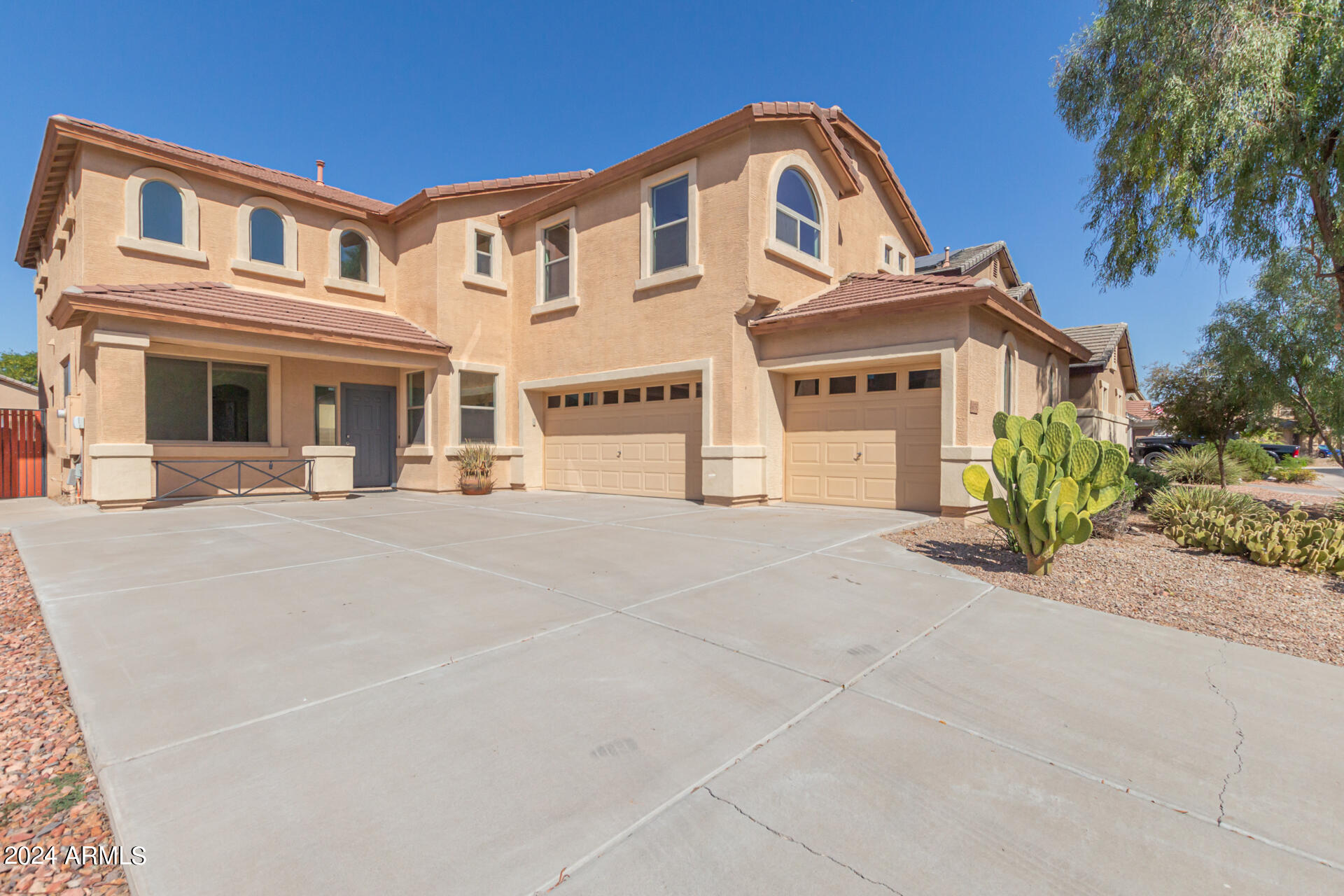 40752 W ROBBINS Drive