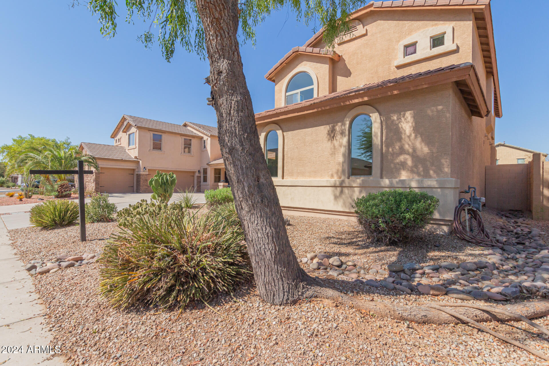 40752 W ROBBINS Drive