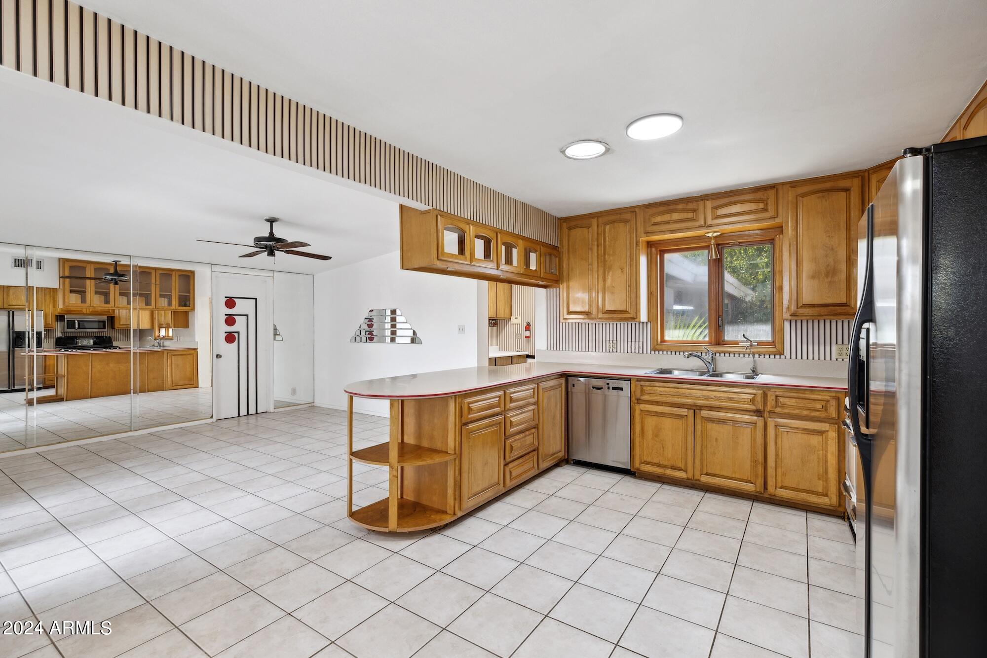 1401 E ROSE Lane